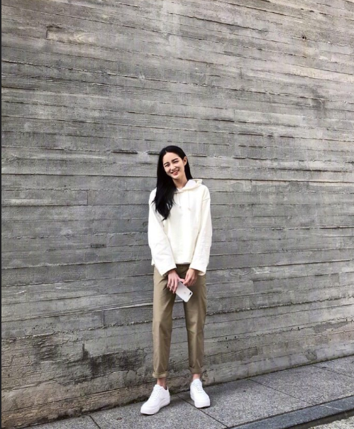 韩国美女图片 洪秀珠白色帽衫街拍图片 7