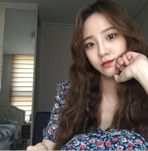 蛋卷头发型图片 笑容甜美的可爱美女图片 4