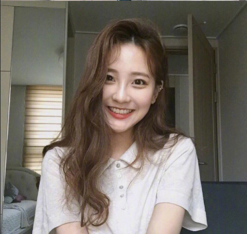 蛋卷头发型图片 笑容甜美的可爱美女图片 5