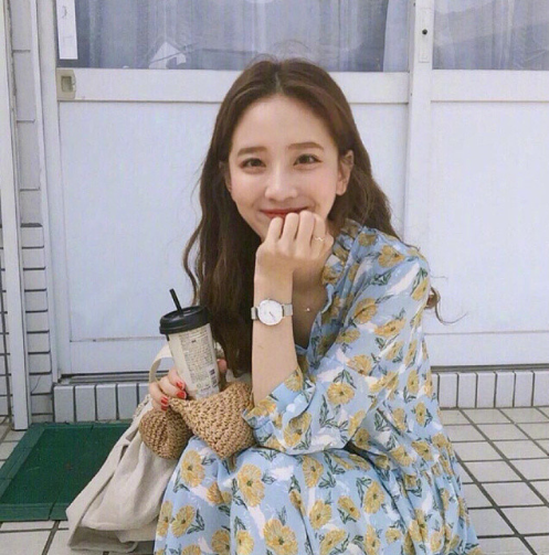 蛋卷头发型图片 笑容甜美的可爱美女图片 7
