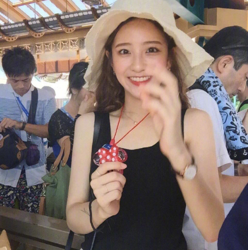 蛋卷头发型图片 笑容甜美的可爱美女图片 8