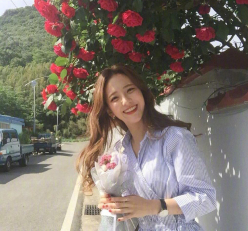 蛋卷头发型图片 笑容甜美的可爱美女图片 10