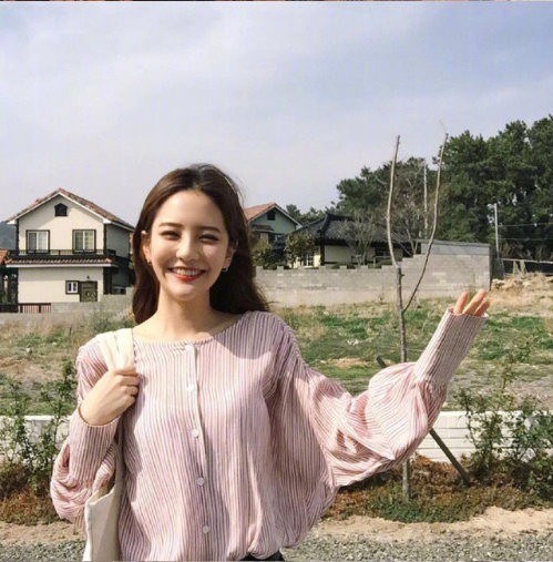 蛋卷头发型图片 笑容甜美的可爱美女图片 12
