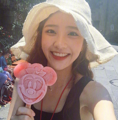 蛋卷头发型图片 笑容甜美的可爱美女图片 15