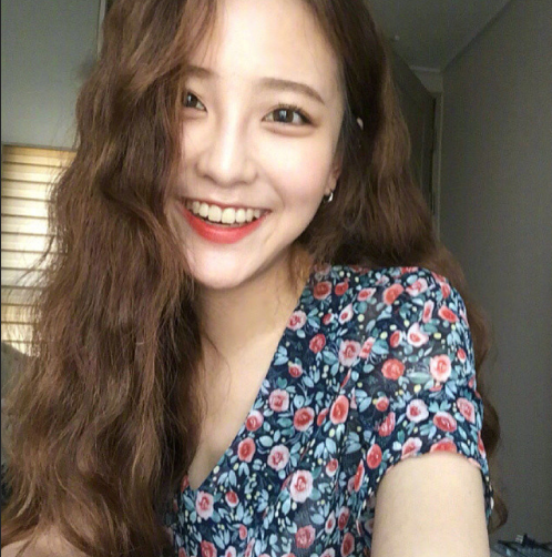 蛋卷头发型图片 笑容甜美的可爱美女图片 17