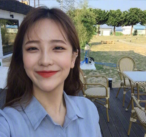 蛋卷头发型图片 笑容甜美的可爱美女图片 18