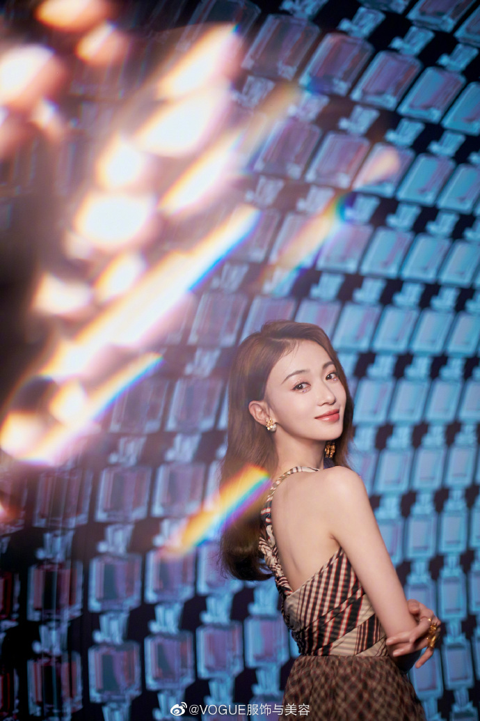 四川美女图片 女明星吴谨言吊带长裙图片 2