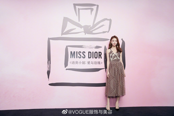 四川美女图片 女明星吴谨言吊带长裙图片 3