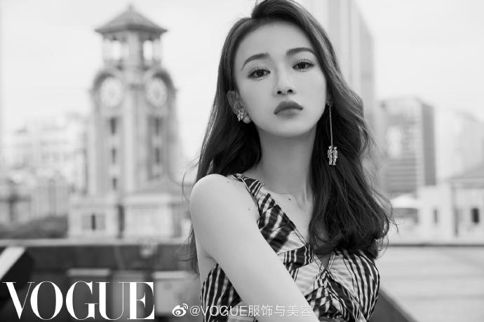 四川美女图片 女明星吴谨言吊带长裙图片 5