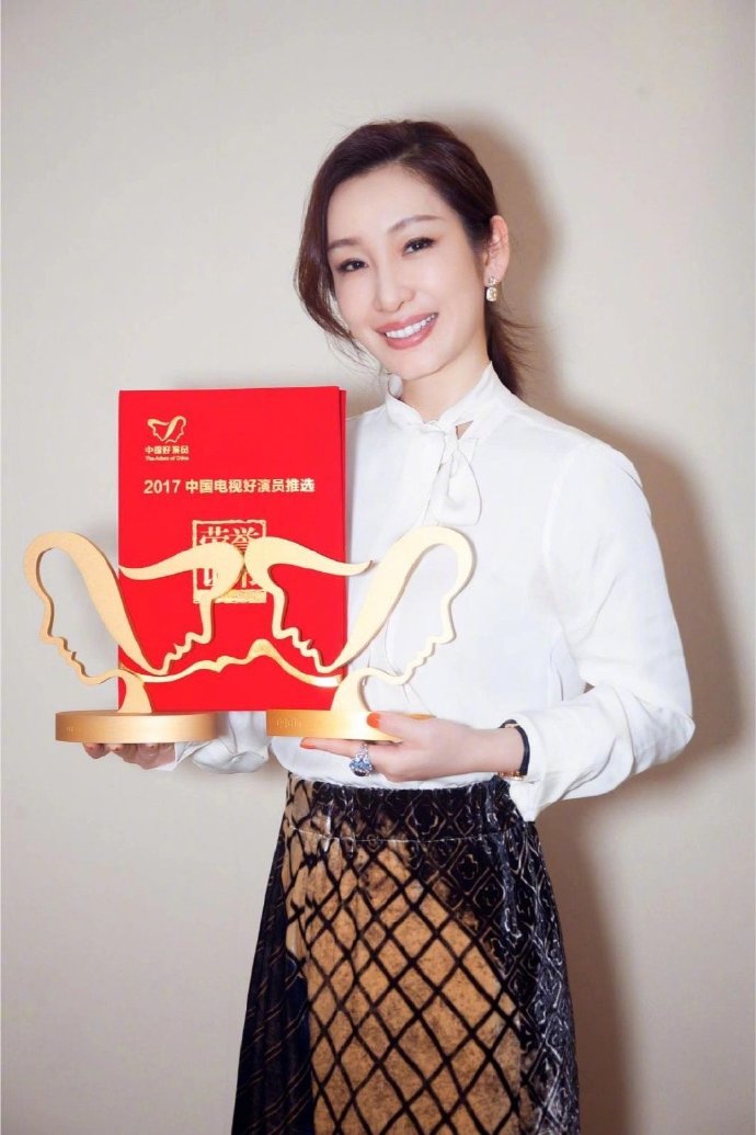 中国美女图片 内地女明星秦海璐白衬衫百搭造型 2