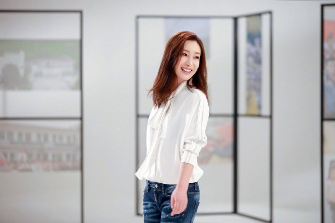 中国美女图片 内地女明星秦海璐白衬衫百搭造型 5