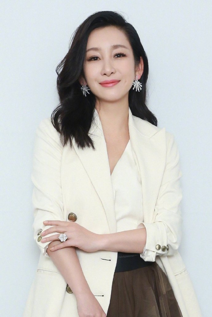 中国美女图片 内地女明星秦海璐白衬衫百搭造型 7