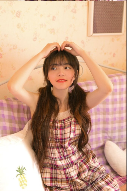 紫色格子裙浪漫美女图片 清纯美女图片 3