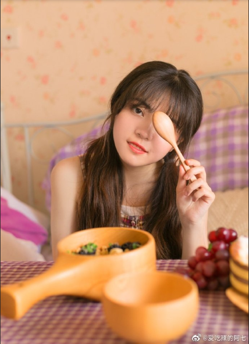 紫色格子裙浪漫美女图片 清纯美女图片 4