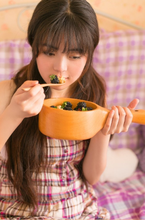 紫色格子裙浪漫美女图片 清纯美女图片 5