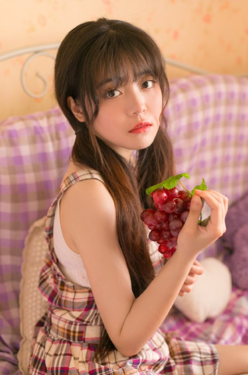 紫色格子裙浪漫美女图片 清纯美女图片 6