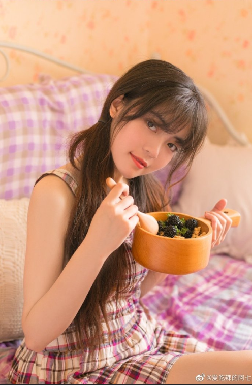 紫色格子裙浪漫美女图片 清纯美女图片 7