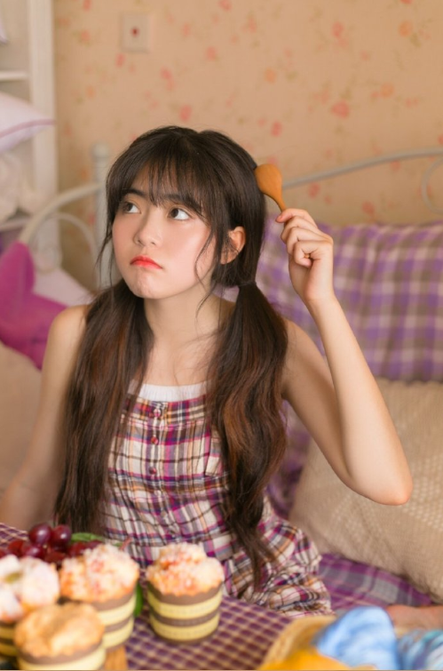 紫色格子裙浪漫美女图片 清纯美女图片 8