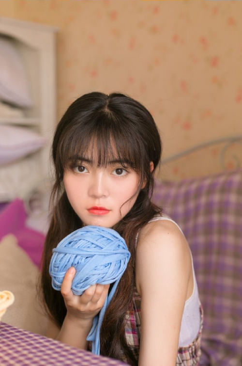 紫色格子裙浪漫美女图片 清纯美女图片 9