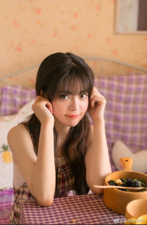 紫色格子裙浪漫美女图片 清纯美女图片 10