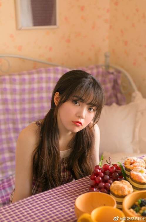 紫色格子裙浪漫美女图片 清纯美女图片 13