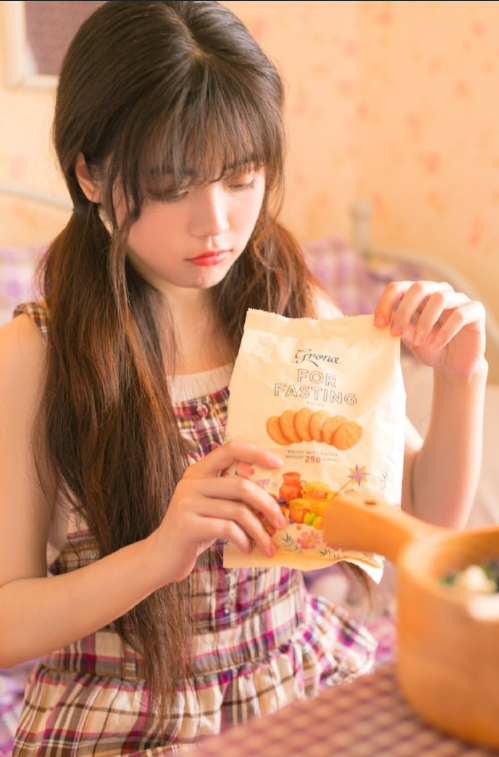 紫色格子裙浪漫美女图片 清纯美女图片 14