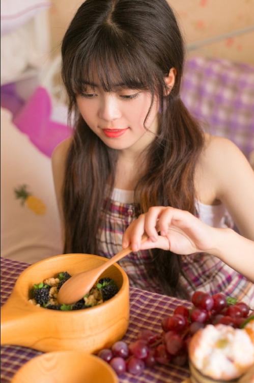 紫色格子裙浪漫美女图片 清纯美女图片 16