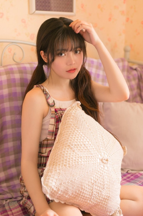 紫色格子裙浪漫美女图片 清纯美女图片 19
