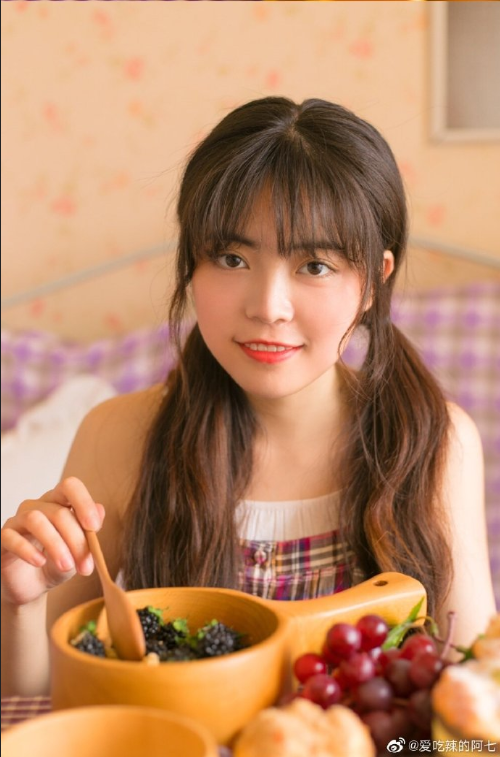 紫色格子裙浪漫美女图片 清纯美女图片 21