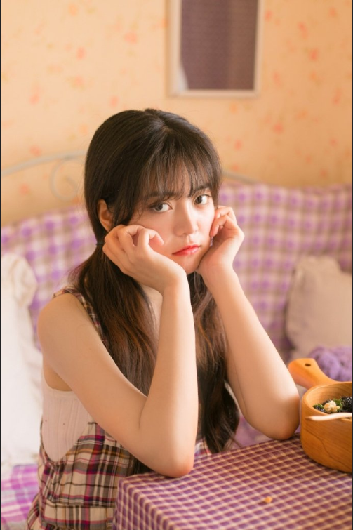 紫色格子裙浪漫美女图片 清纯美女图片 22