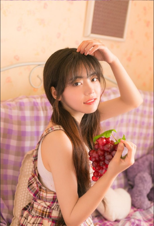 紫色格子裙浪漫美女图片 清纯美女图片 24