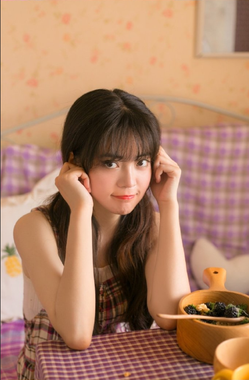 紫色格子裙浪漫美女图片 清纯美女图片 26