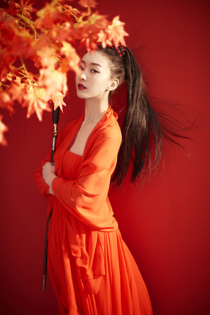 中国美女图片 江苏美女明星宣璐红衣女侠装图片
