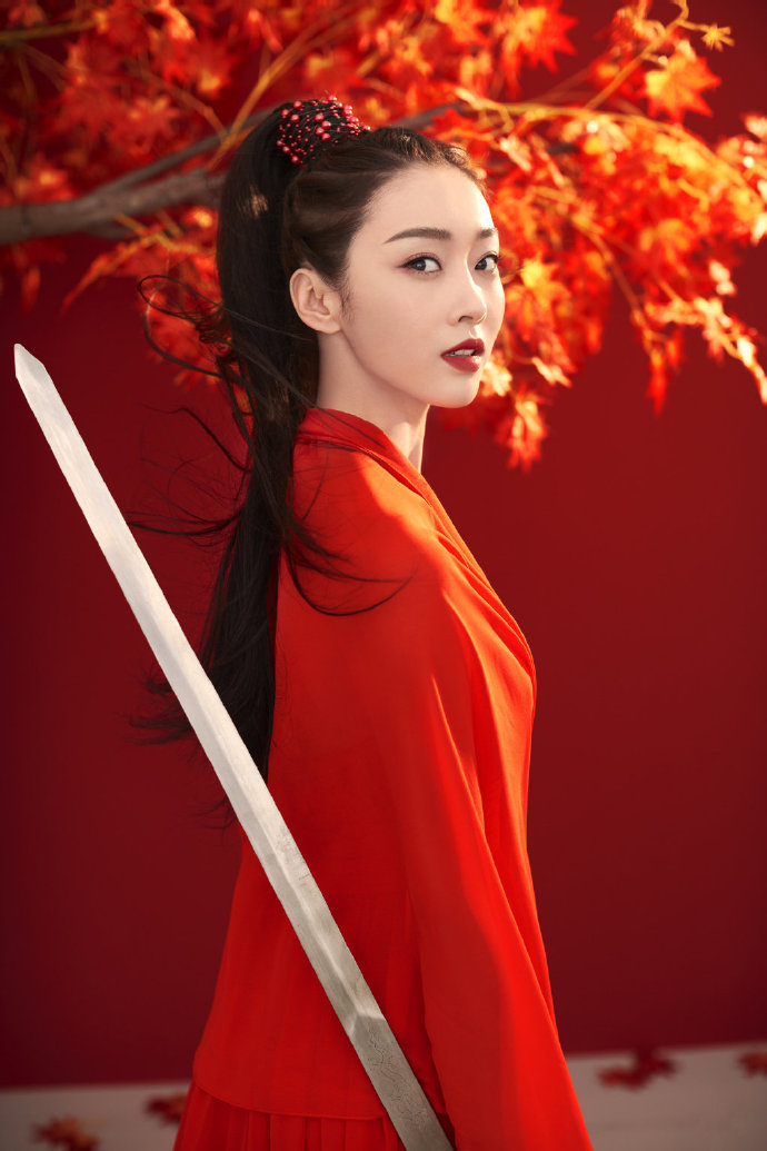 中国美女图片 江苏美女明星宣璐红衣女侠装图片 4