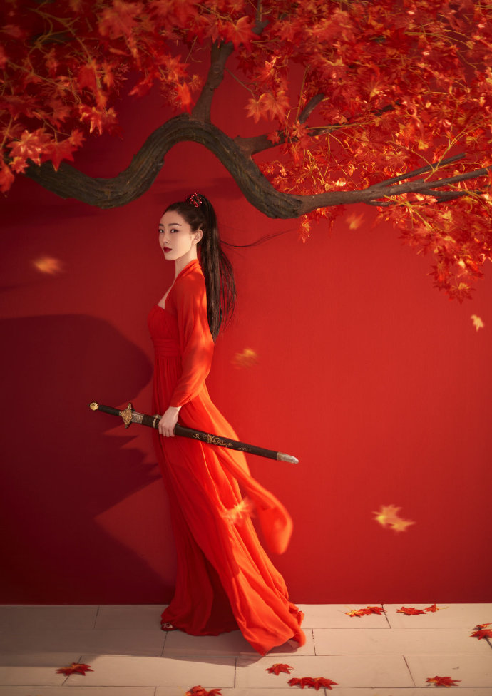 中国美女图片 江苏美女明星宣璐红衣女侠装图片 5