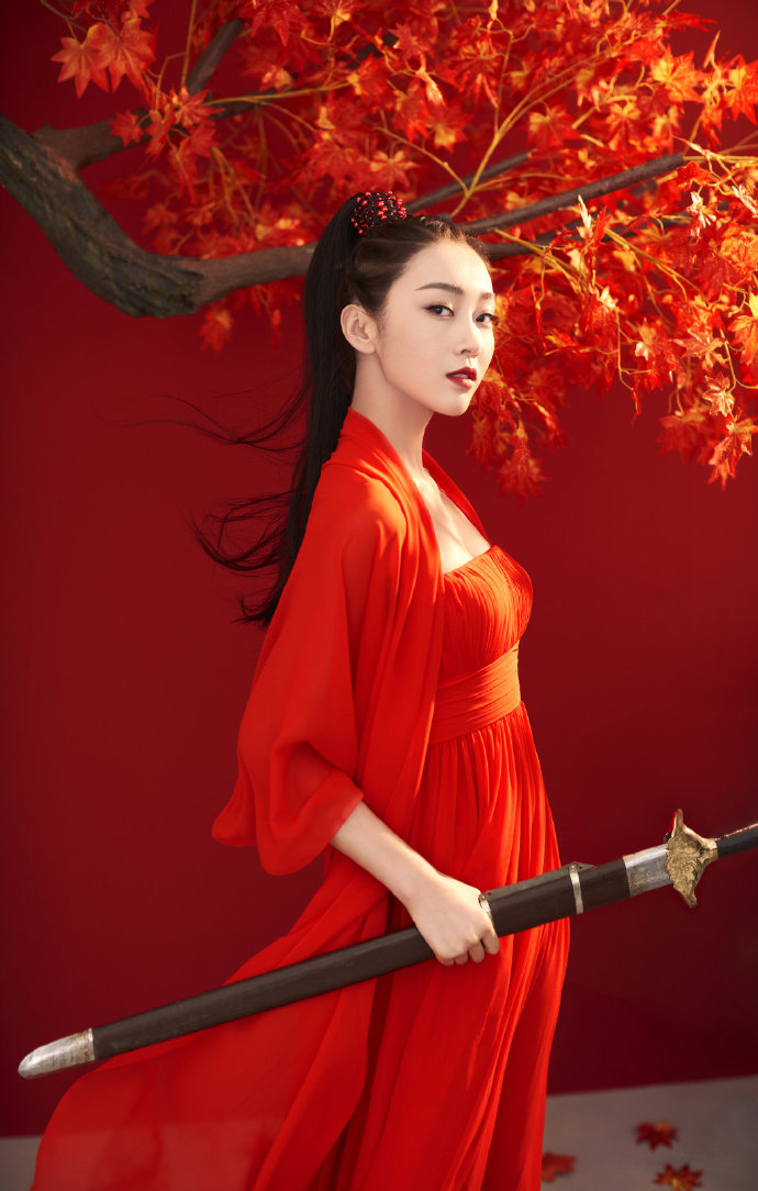 中国美女图片 江苏美女明星宣璐红衣女侠装图片 6