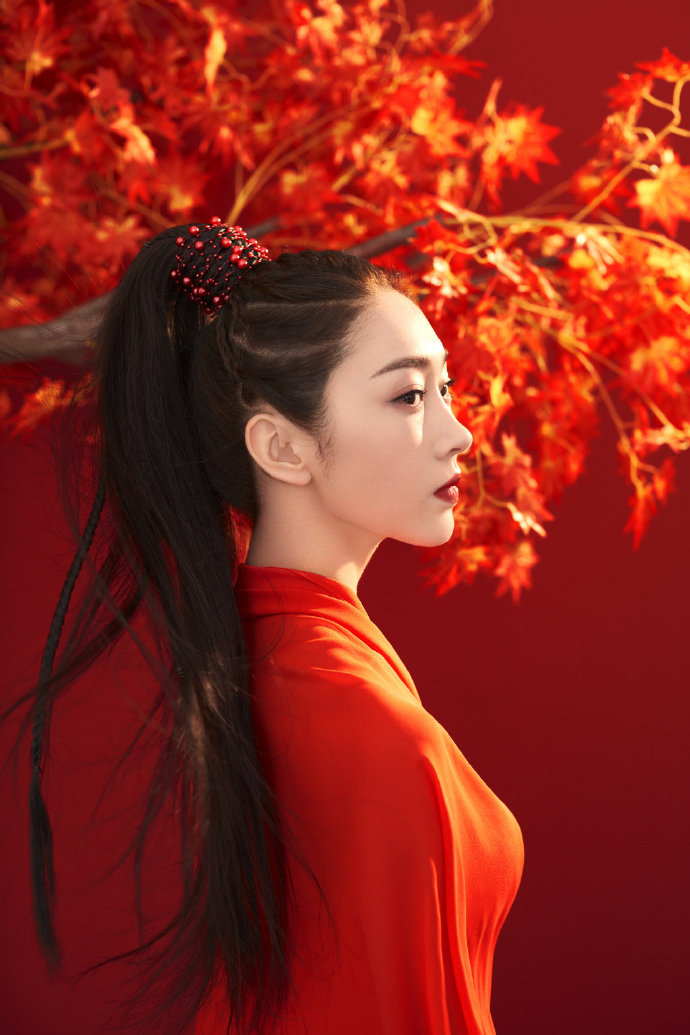 中国美女图片 江苏美女明星宣璐红衣女侠装图片 9