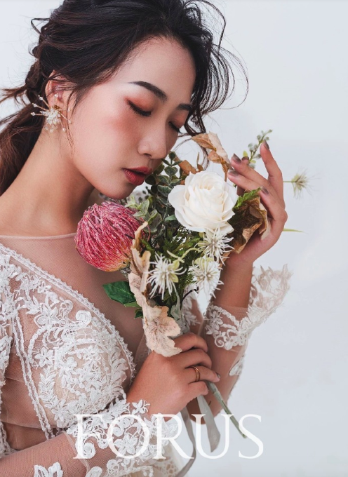 满屏的杂志时髦感婚纱图片