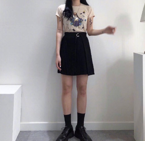 超显腿长的黑色系穿搭图片 个性美女图片