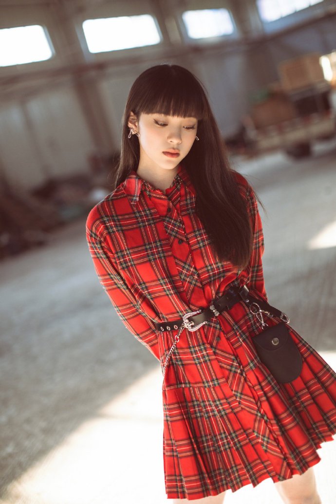 台湾美女图片 酷girl欧阳娜娜红色格子衬衫连衣裙 2
