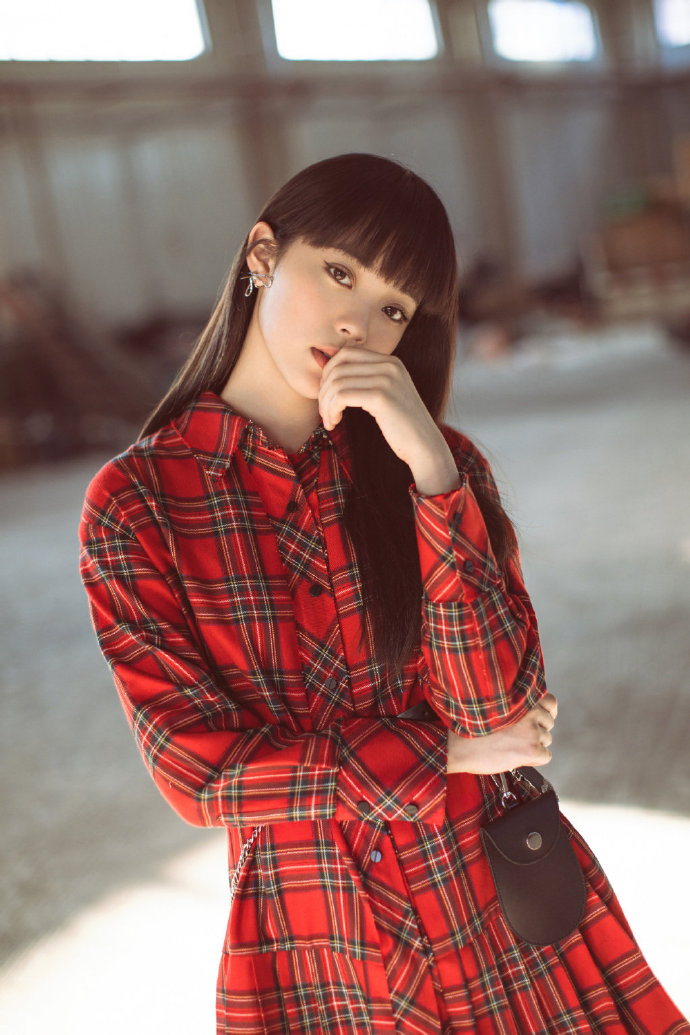 台湾美女图片 酷girl欧阳娜娜红色格子衬衫连衣裙 4