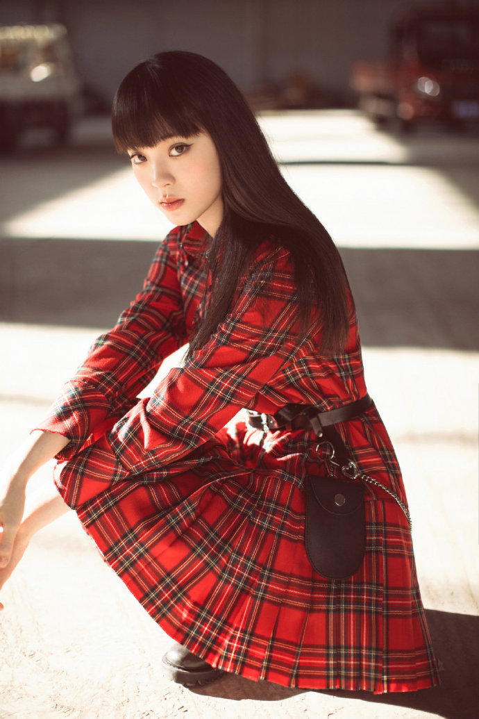 台湾美女图片 酷girl欧阳娜娜红色格子衬衫连衣裙 5