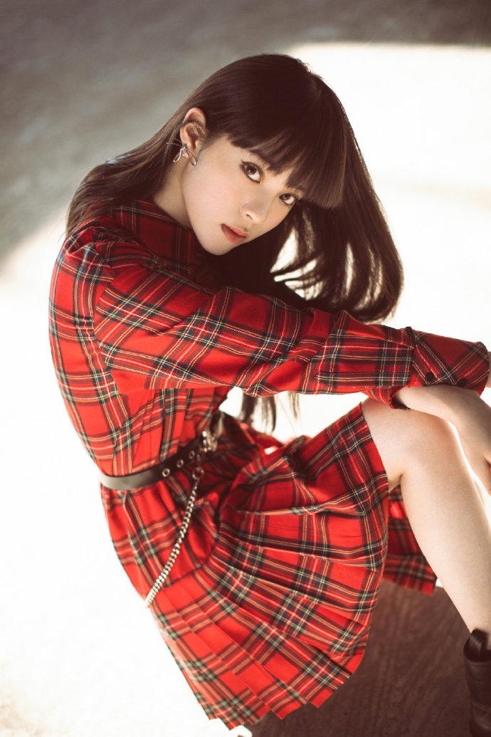 台湾美女图片 酷girl欧阳娜娜红色格子衬衫连衣裙 6