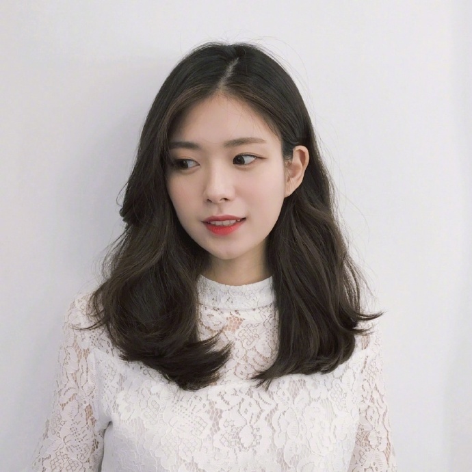 超减龄发型 中长发美女图片