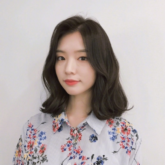 超减龄发型 中长发美女图片 2