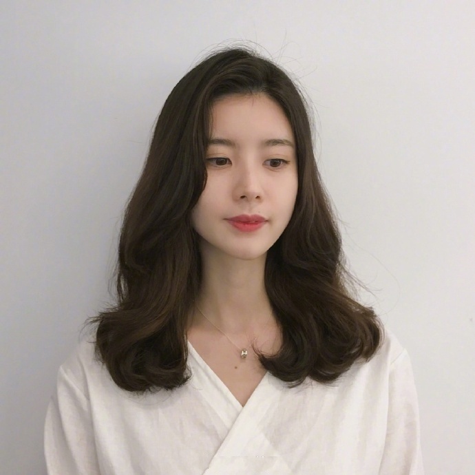 超减龄发型 中长发美女图片 4