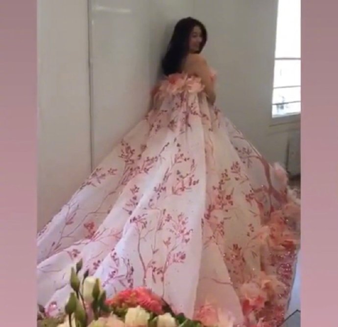 台湾美女图片 邱淑贞女儿沈月获邀参加巴黎名媛 2