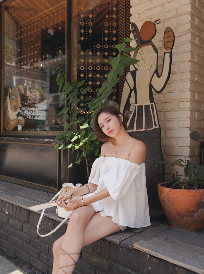 浓浓的女人味一字肩清纯美女图片 5