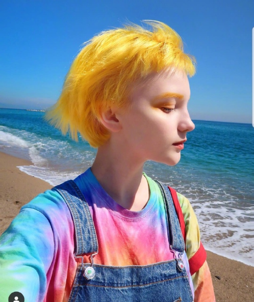 乌克兰美女图片 乌克兰女孩Katie Westwood彩虹发色 2