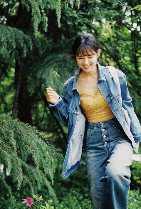 清纯美女夏日写真图片 阳光美女图片 9